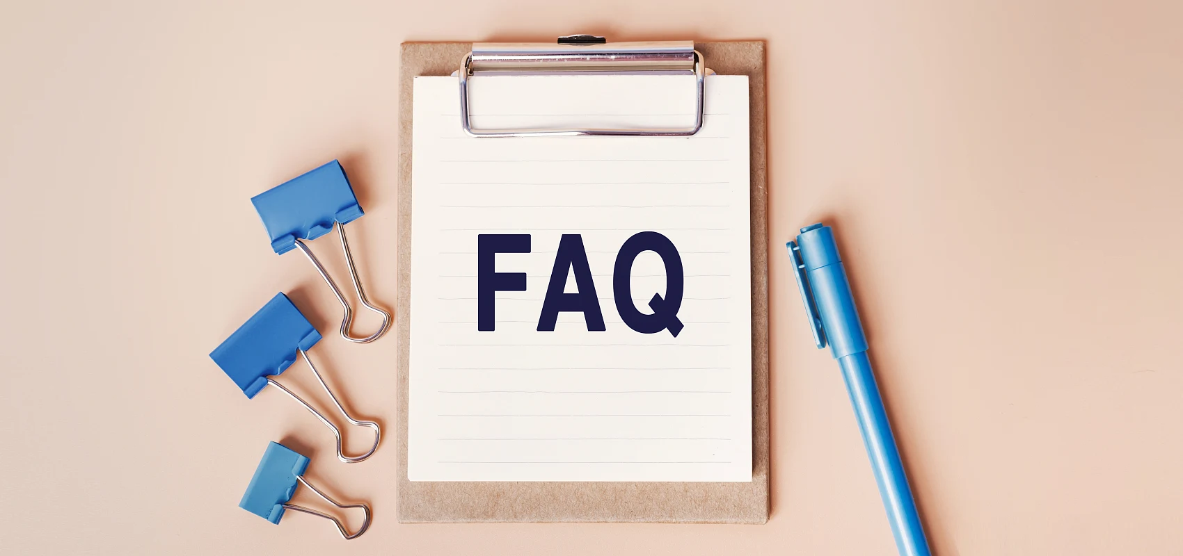 Како да закачите или распоредите балони од фолија за шишиња со вино?